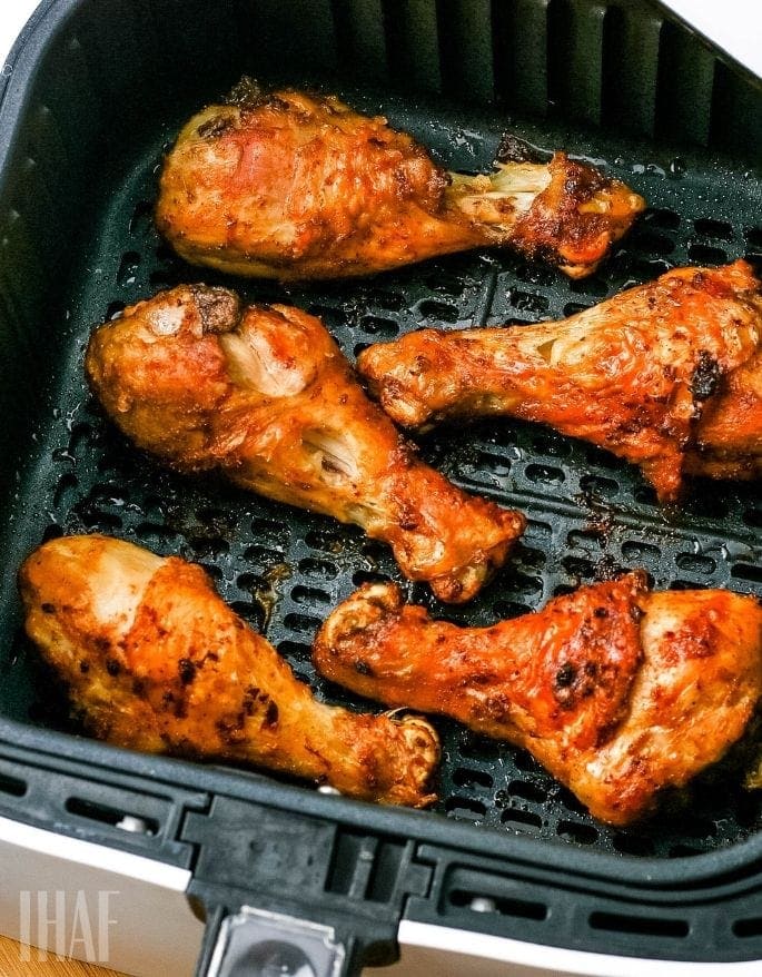 cooked drumsticks in air fryer basket