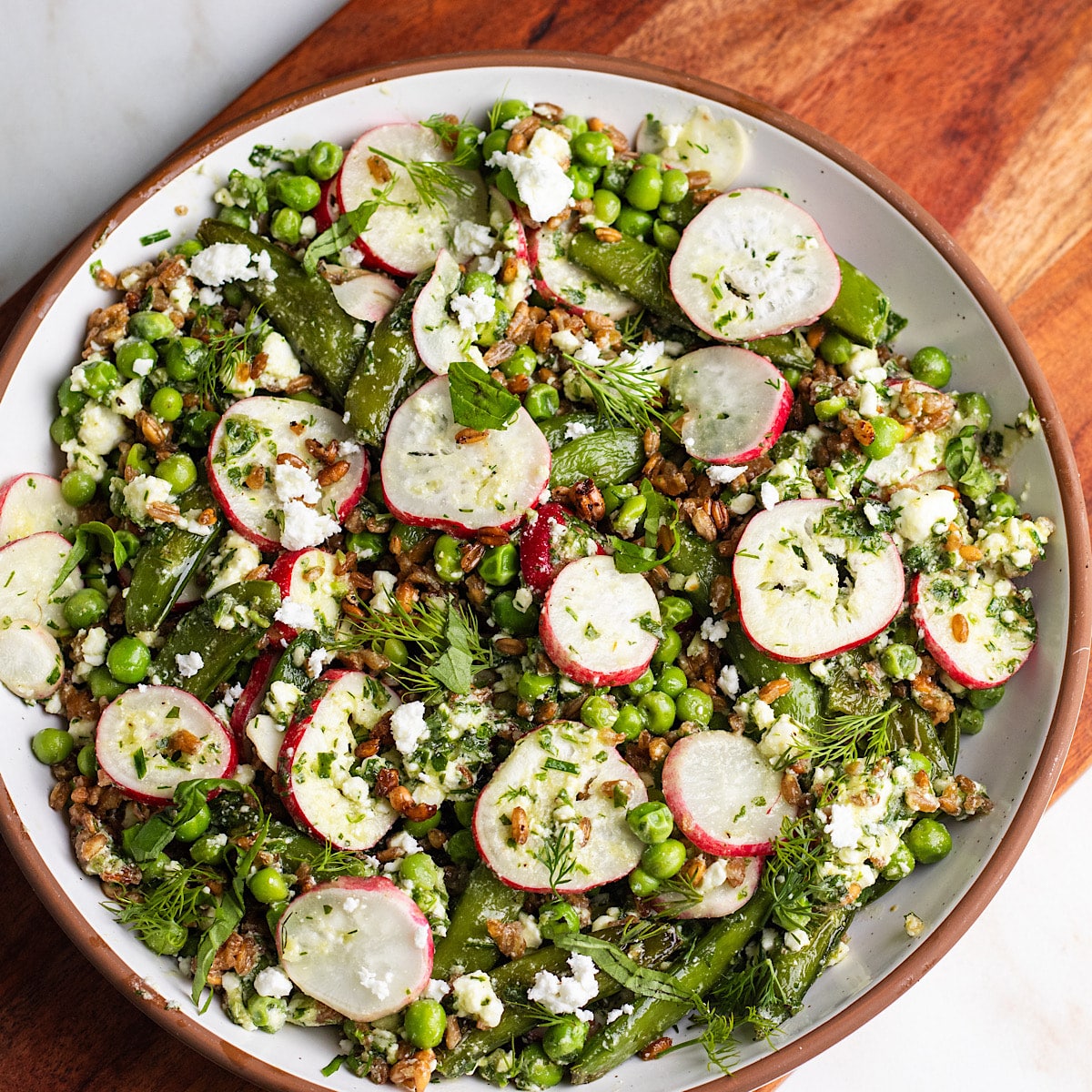 A salad made with crispy faro.
